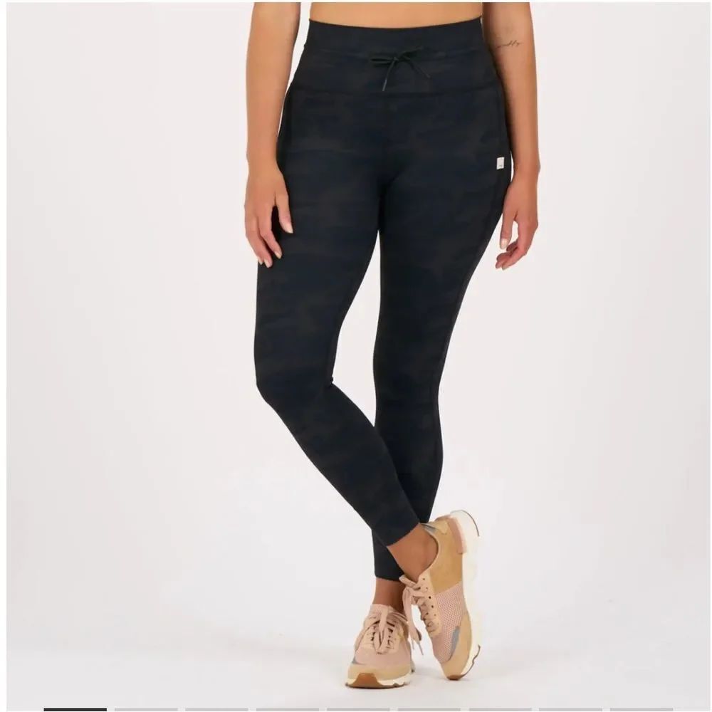 Vuori daily leggings in camo